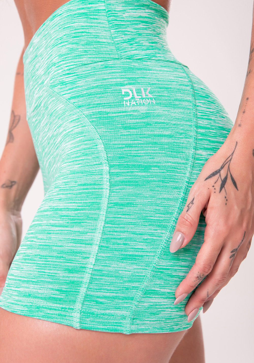Short curto nation com recorte no gancho verde