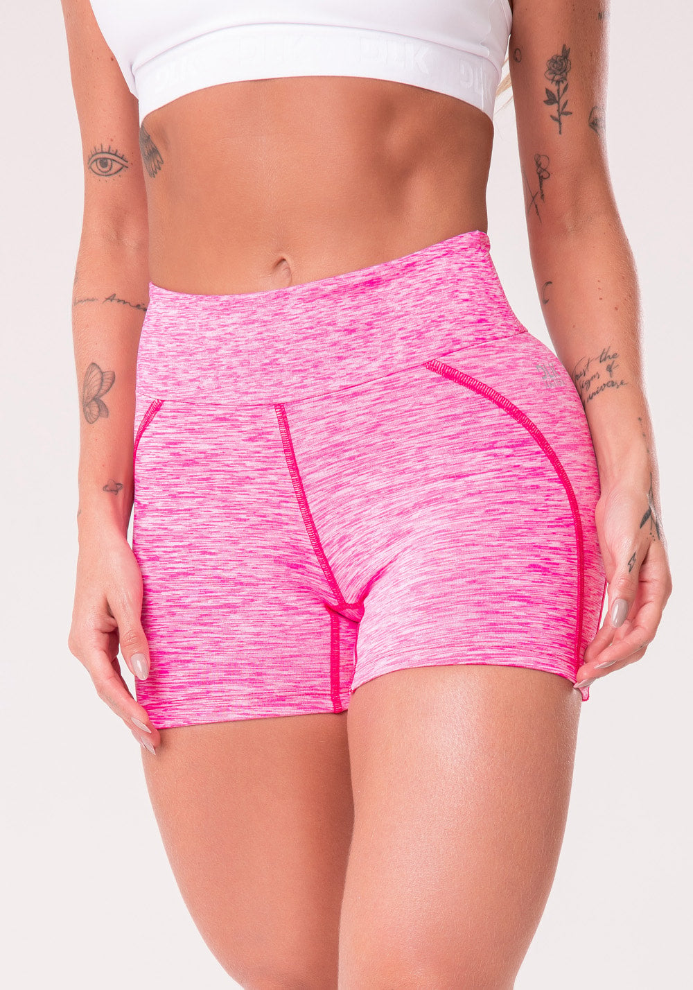 Short curto nation com recorte no gancho rosa