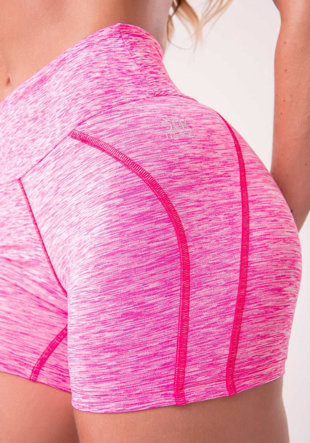 Short curto nation com recorte no gancho rosa