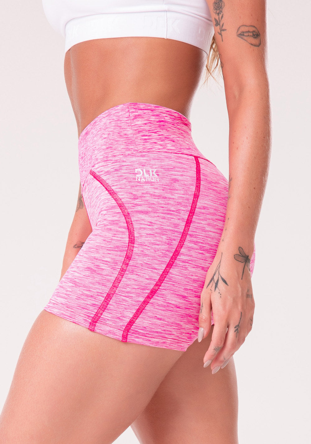 Short curto nation com recorte no gancho rosa