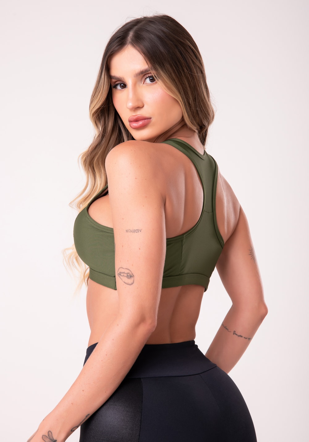 Top equilibrium verde militar com bojo modelo nadador