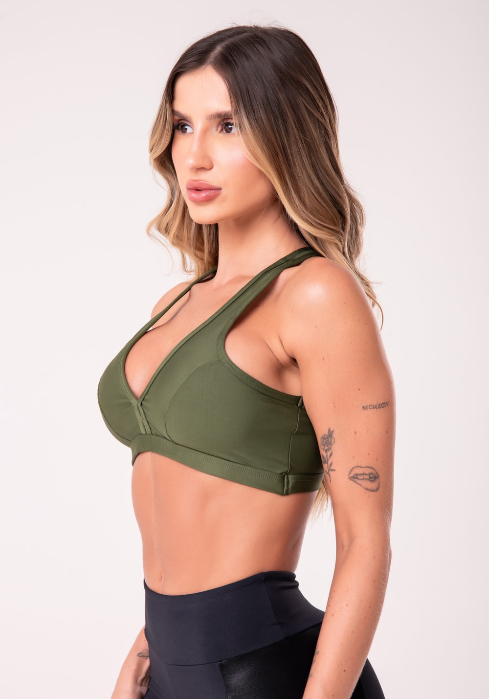 Top equilibrium verde militar com bojo modelo nadador
