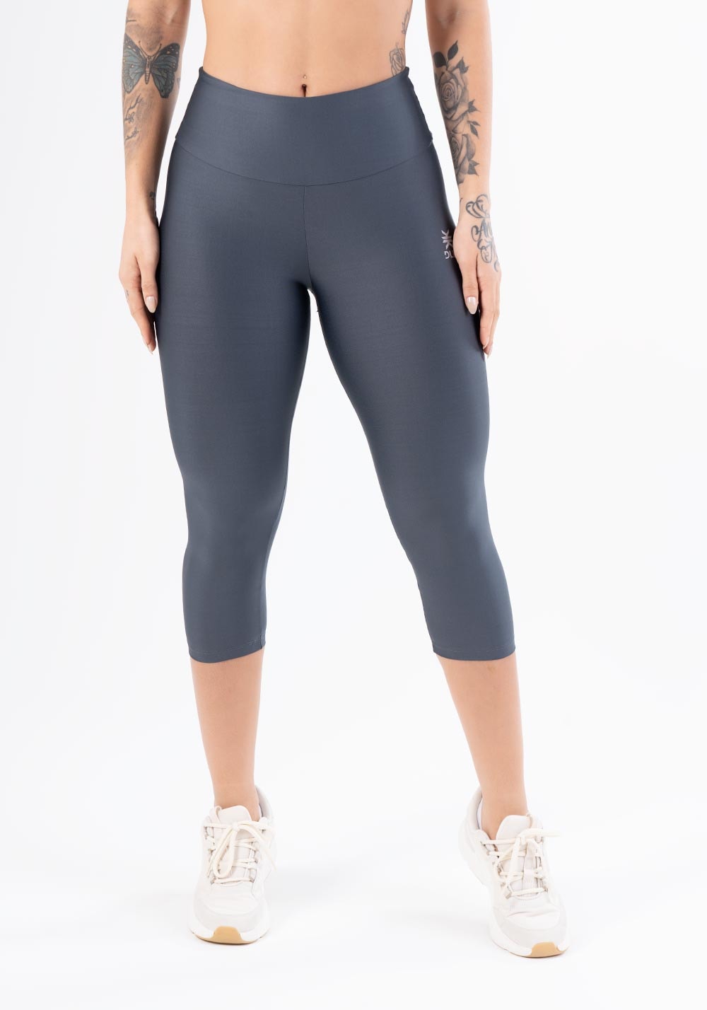 Calça corsário equilibrium cinza com cós largo