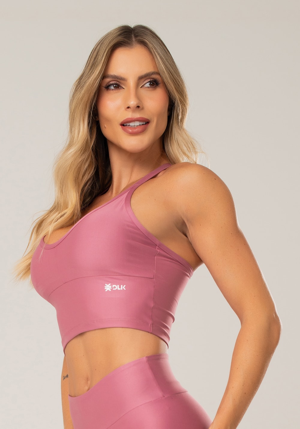 Top cropped equilibrium rosa com bojo e alça dupla