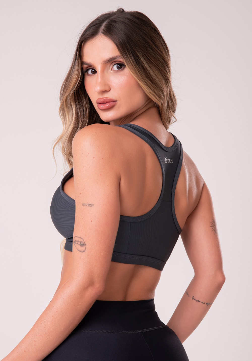 Top equilibrium cinza com bojo modelo nadador