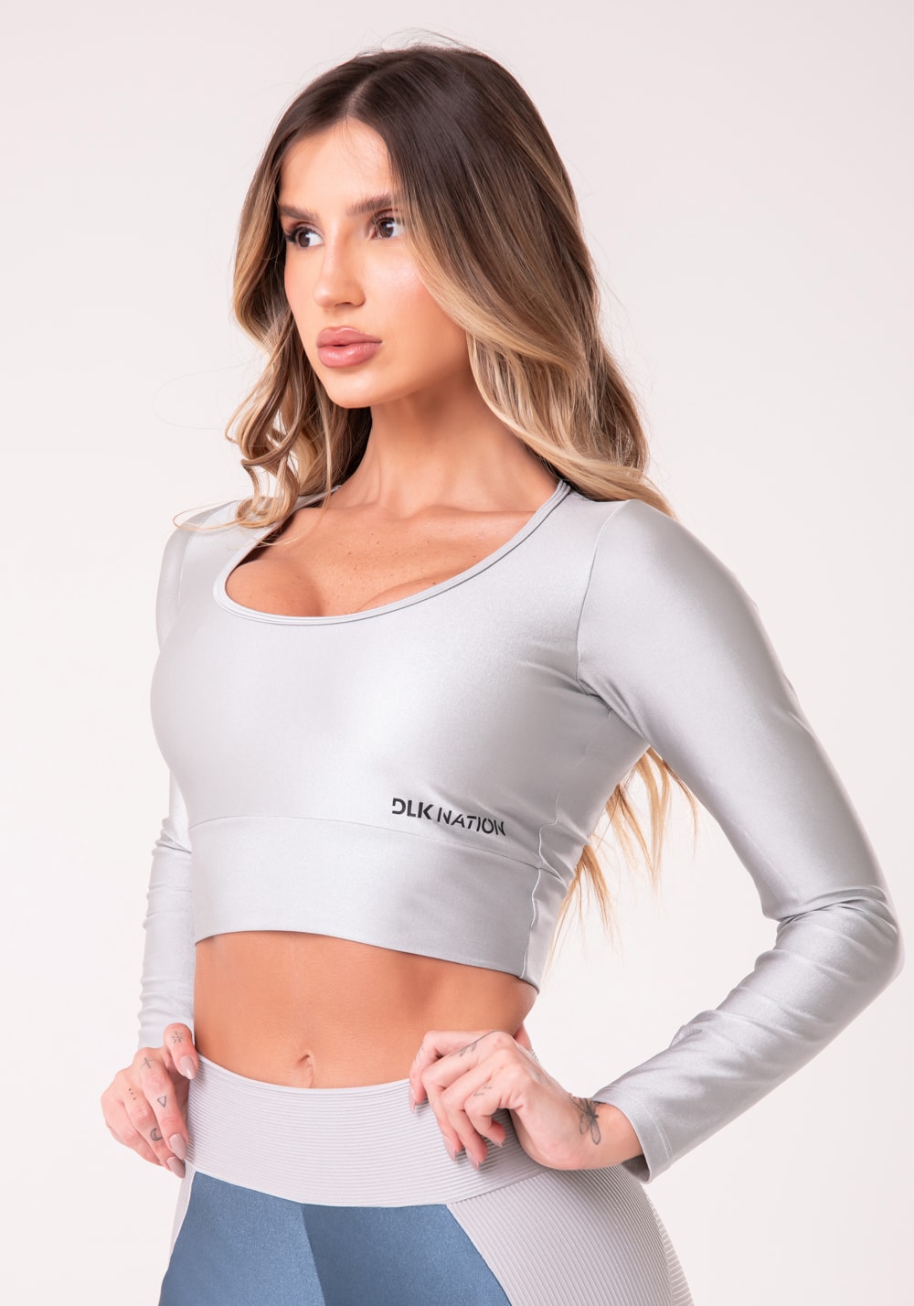Cropped sem bojo nation decotado e com manga longa cinza claro