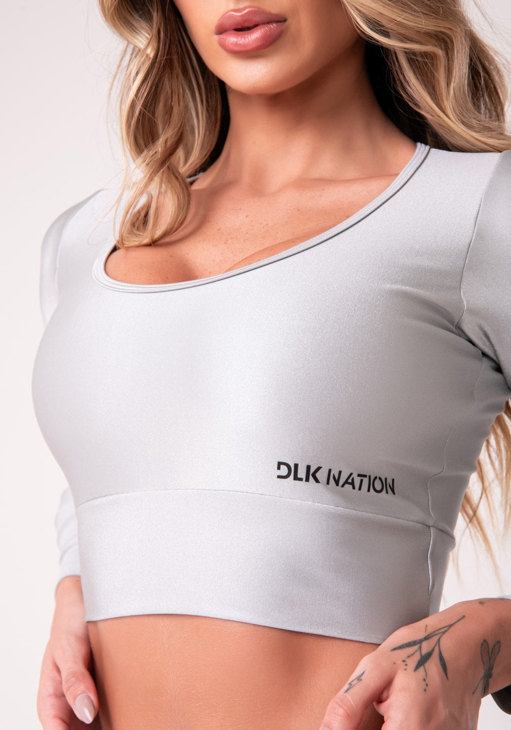 Cropped sem bojo nation decotado e com manga longa cinza claro