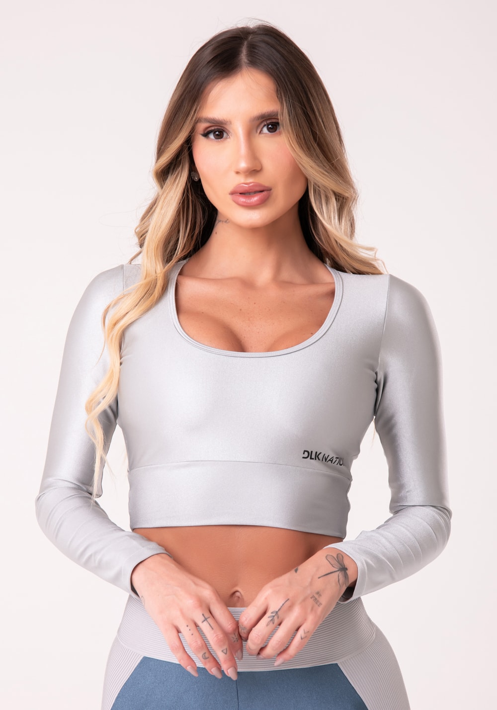 Cropped sem bojo nation decotado e com manga longa cinza claro
