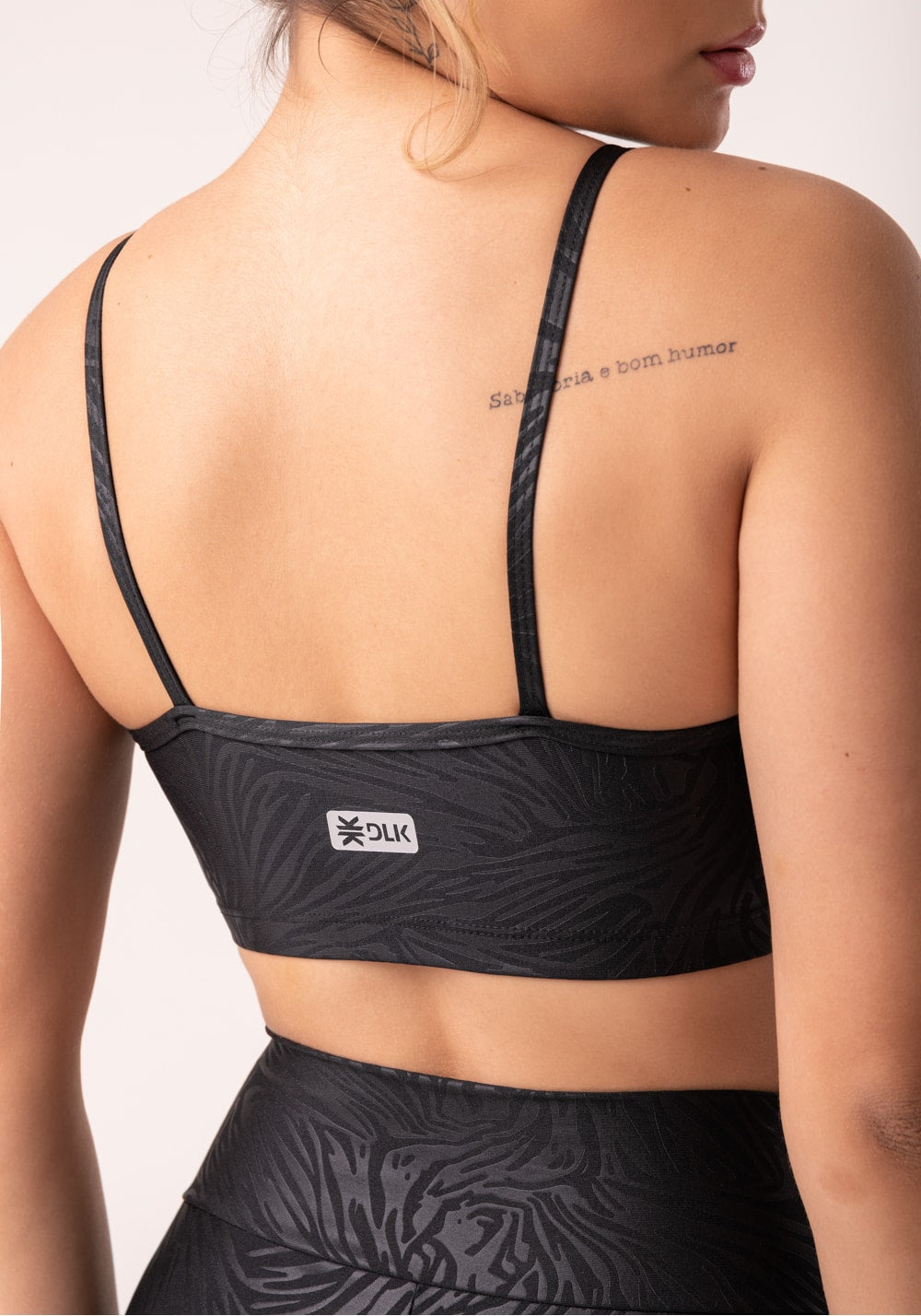 Top com bojo shine preto texturizado