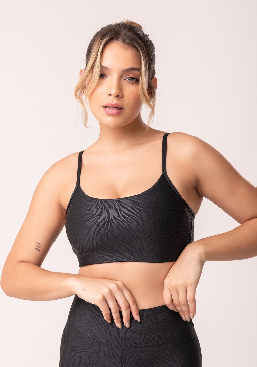 Top com bojo shine preto texturizado