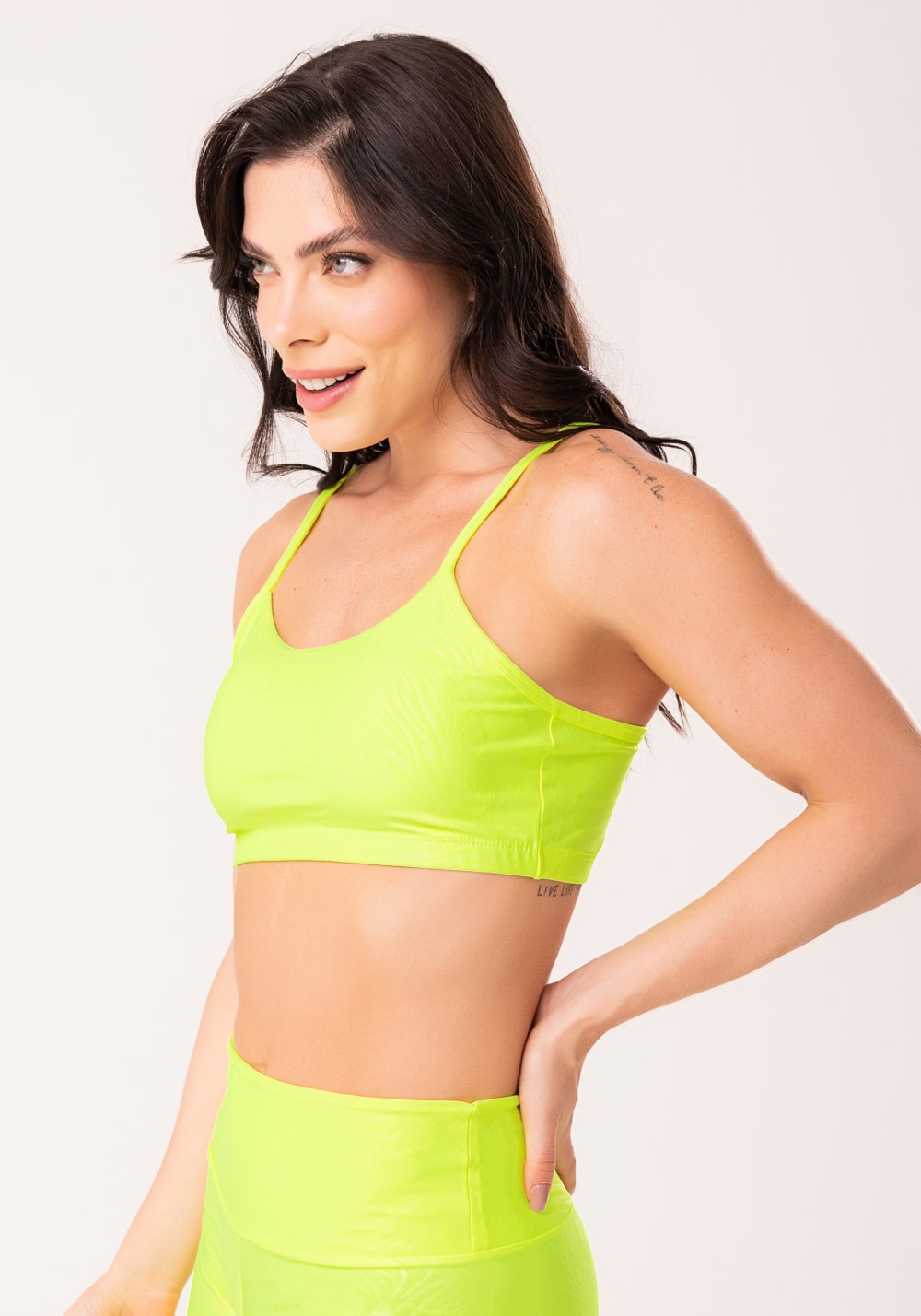Top com bojo shine amarelo texturizado