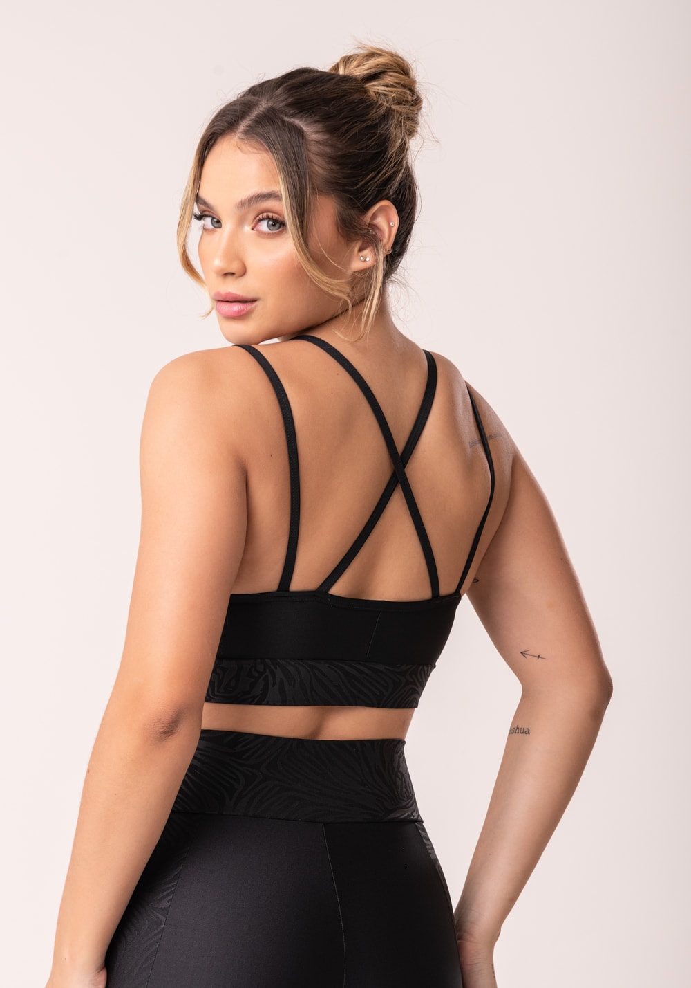 Top com bojo shine preto texturizado alça dupla