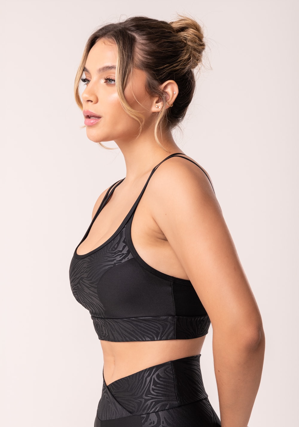 Top com bojo shine preto texturizado alça dupla