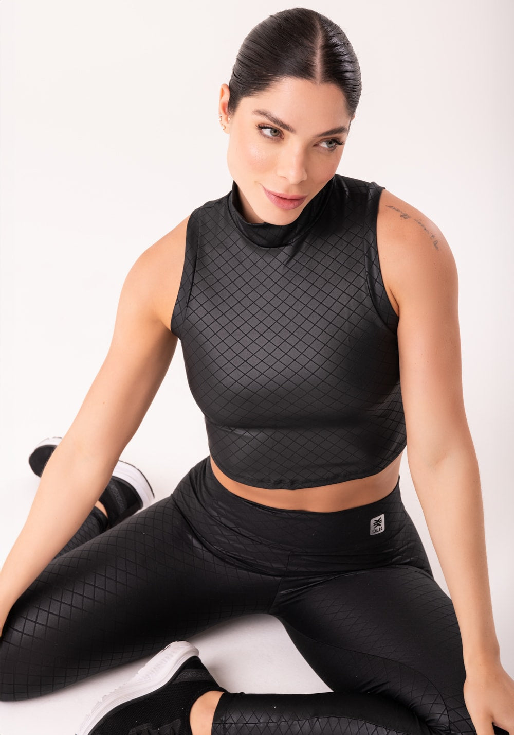 Cropped shine preto textura quadriculada com gola alta