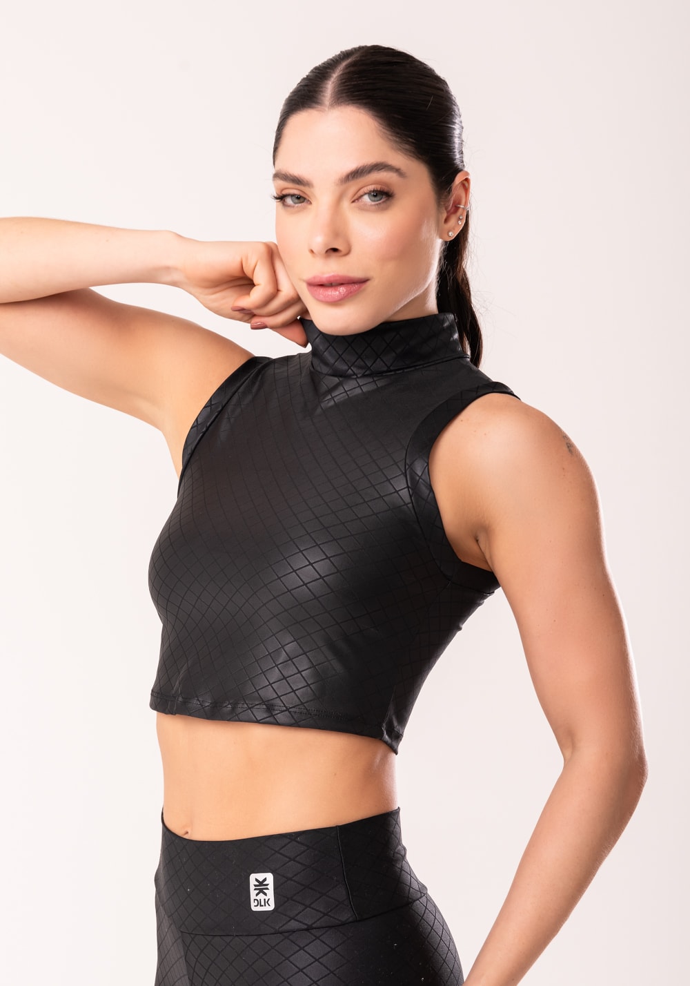 Cropped shine preto textura quadriculada com gola alta