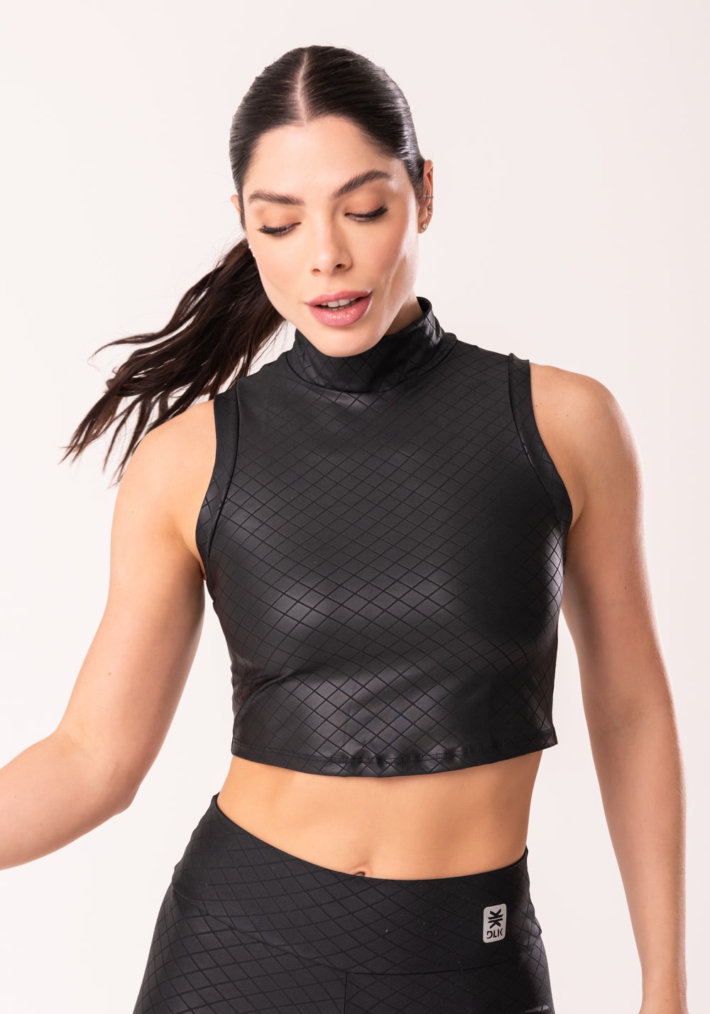 Cropped shine preto textura quadriculada com gola alta