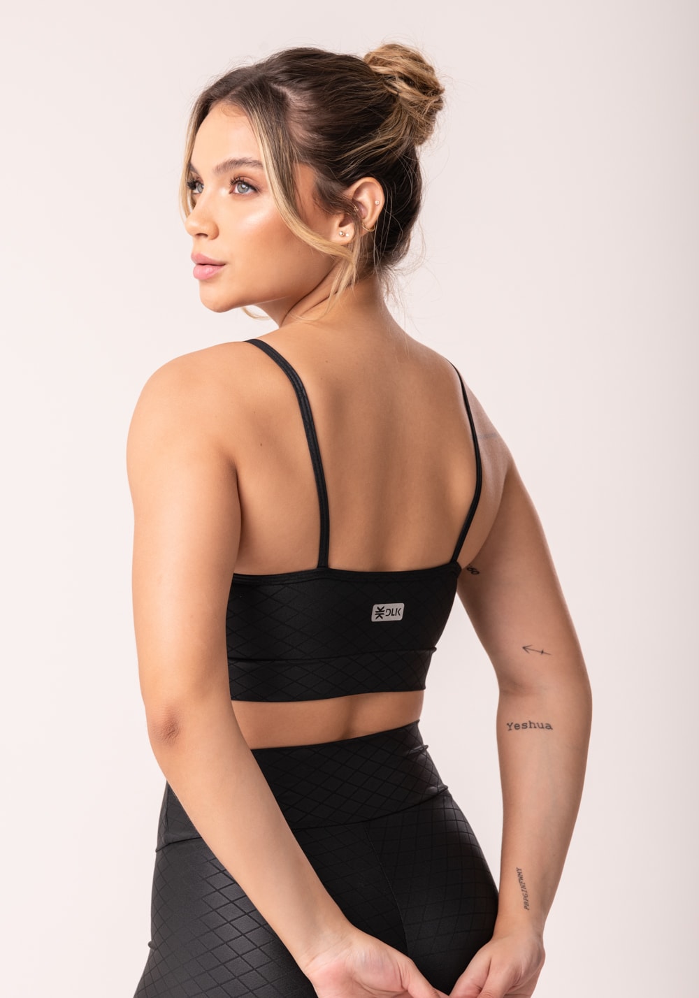 Top com bojo shine preto textura quadriculada