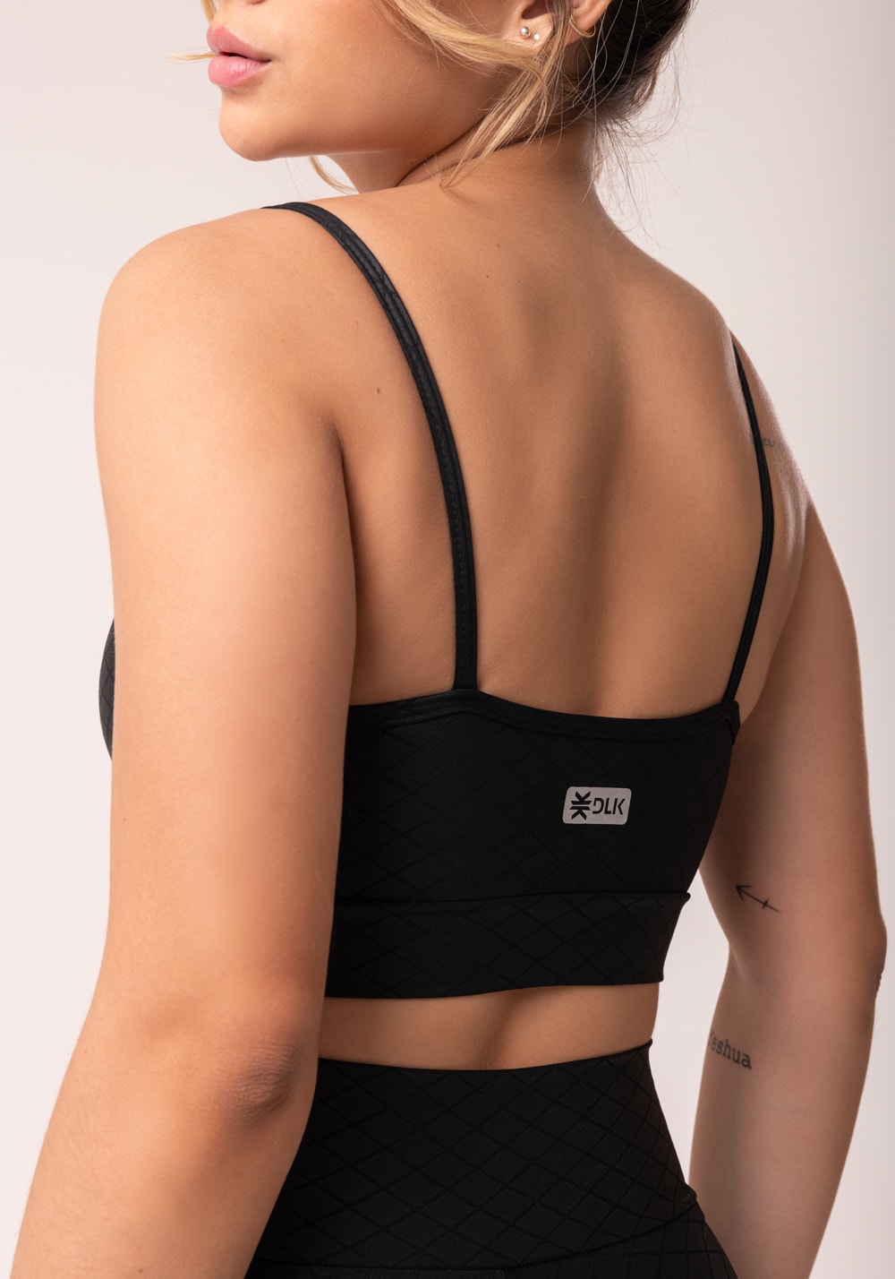 Top com bojo shine preto textura quadriculada