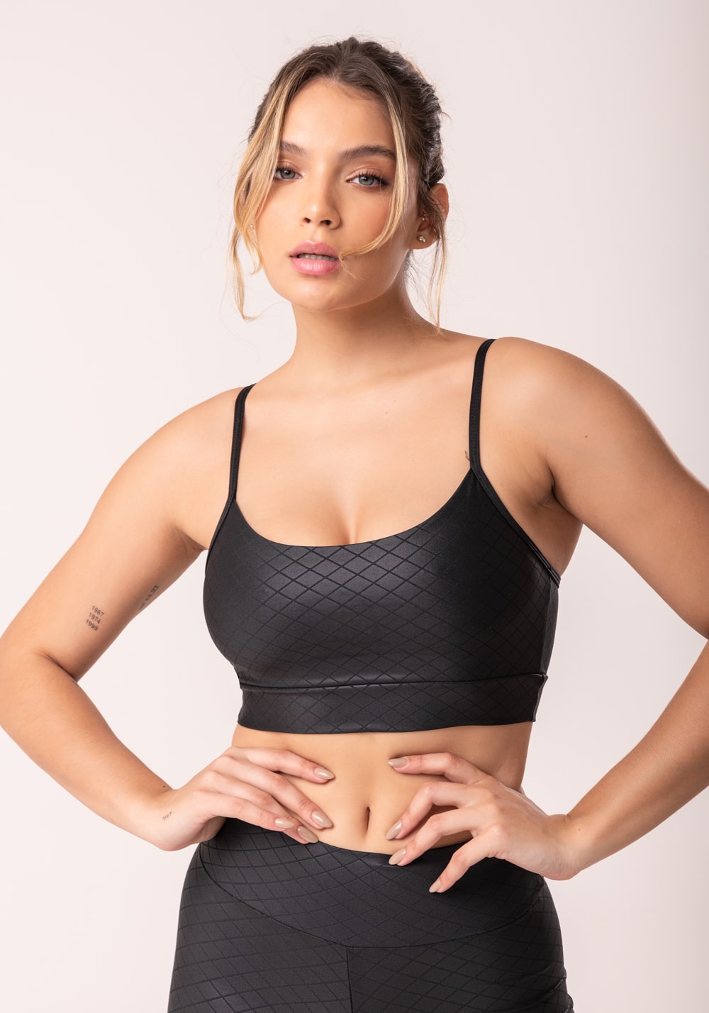 Top com bojo shine preto textura quadriculada