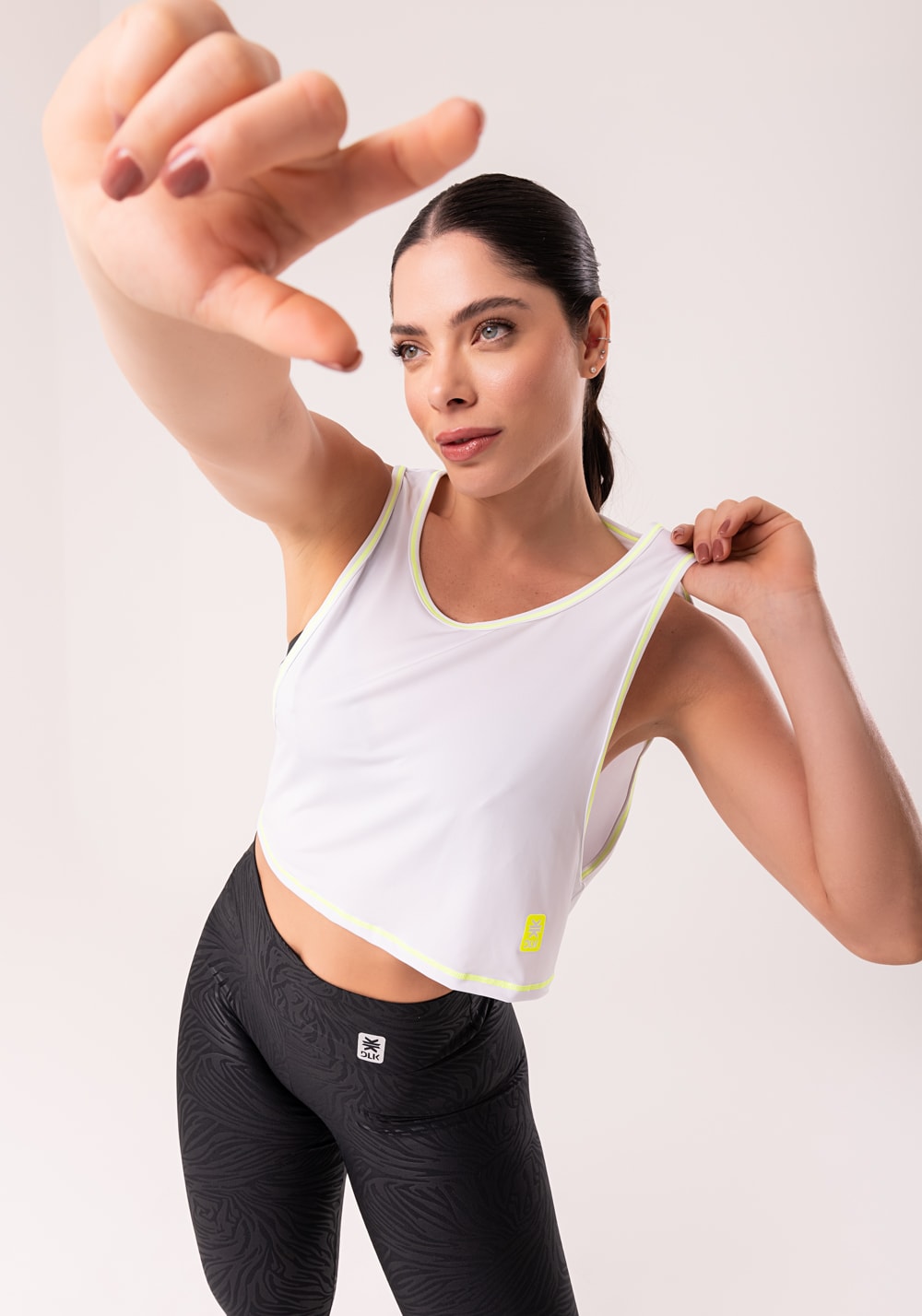 Cropped shine branco maxi cava com costura contrastante amarelo
