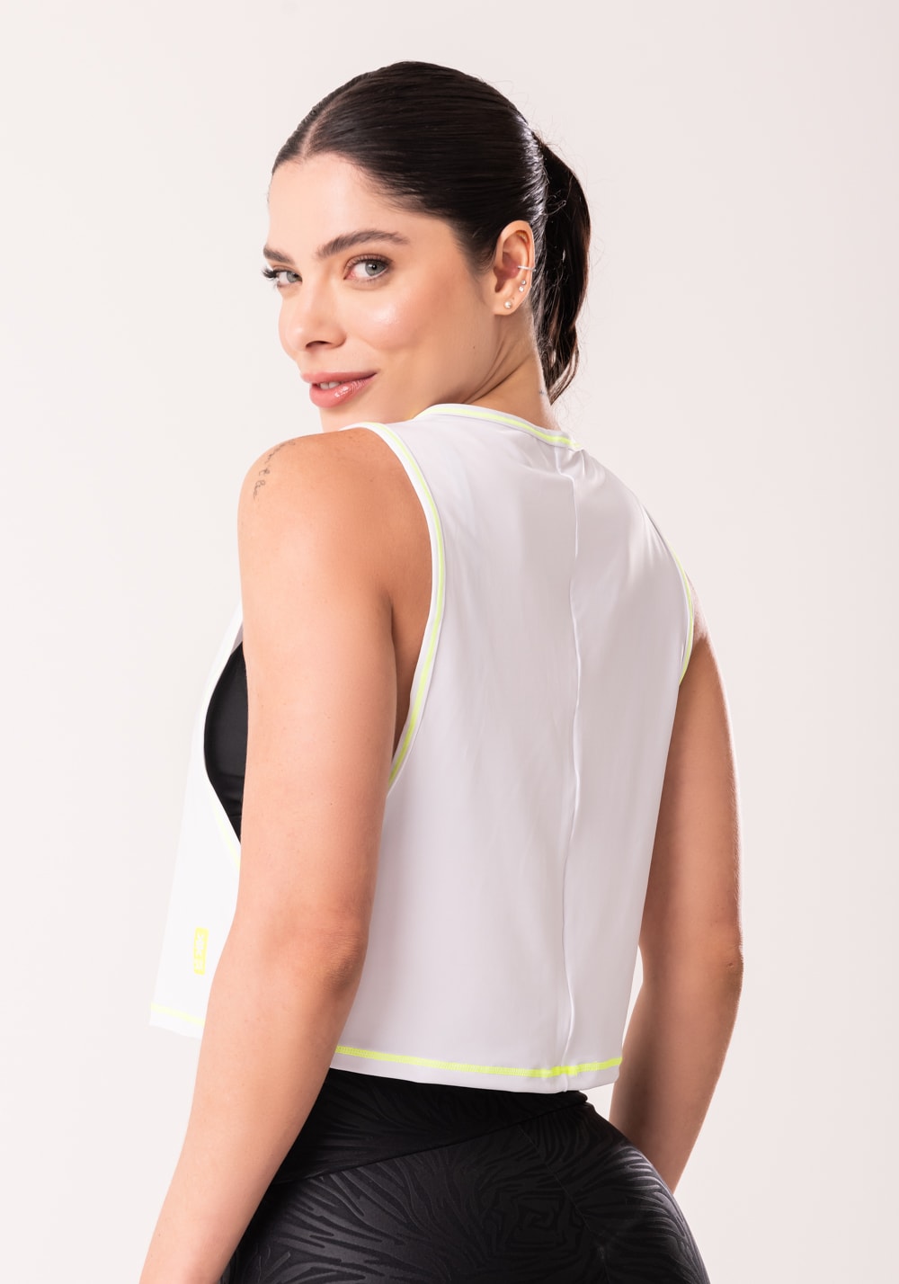 Cropped shine branco maxi cava com costura contrastante amarelo
