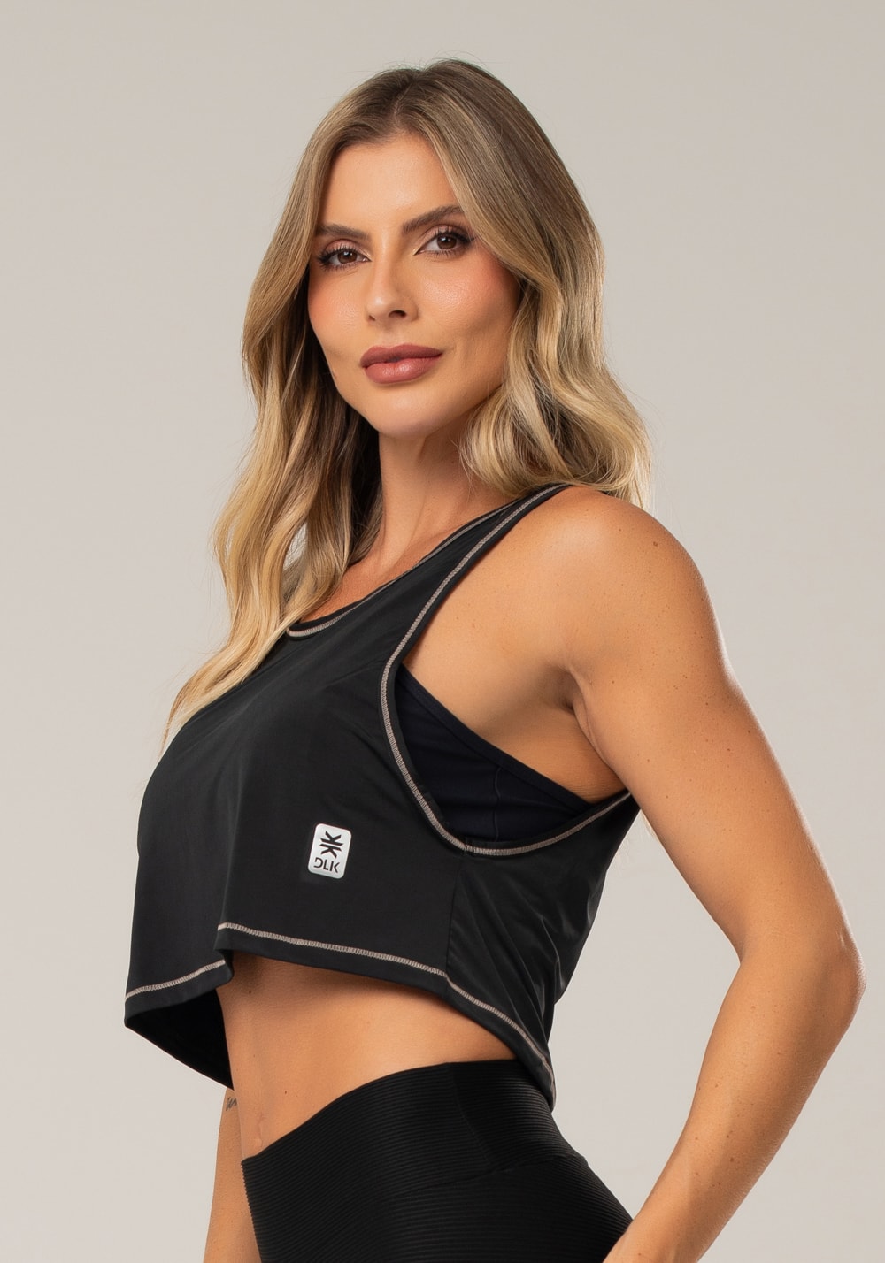 Cropped shine preto maxi cava com costura contrastante nude