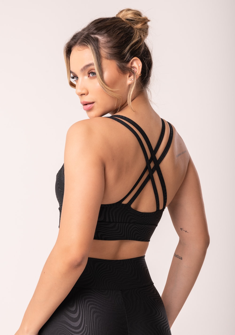 Top com bojo shine preto texturizado ondas com alças cruzadas costas