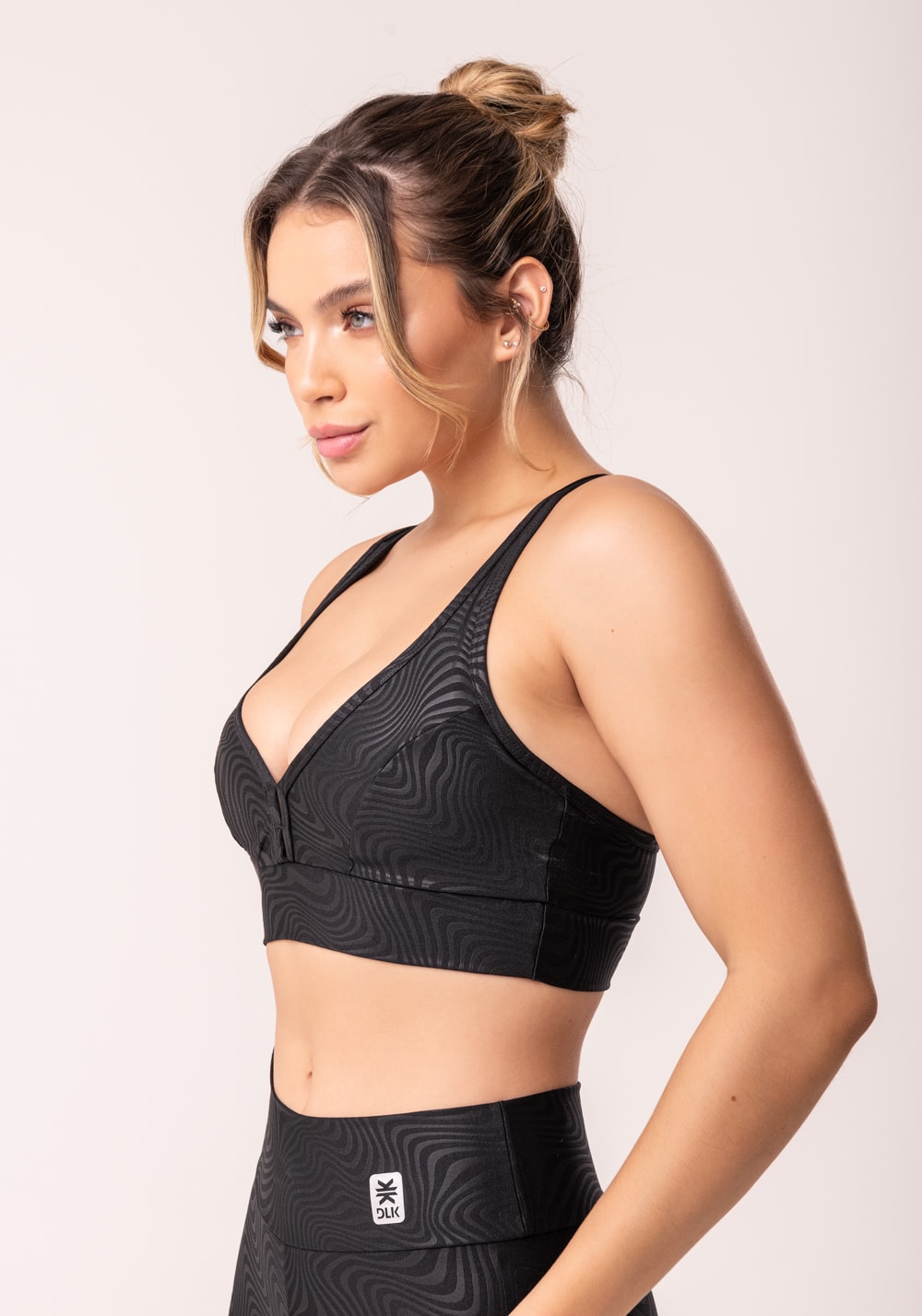 Top com bojo shine preto texturizado ondas com alças cruzadas costas