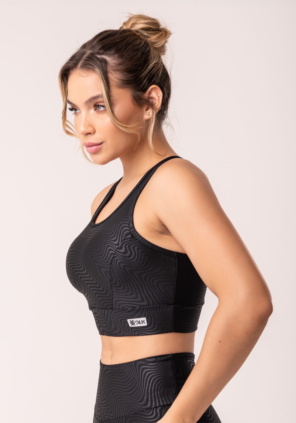 Top com bojo shine preto texturizado ondas cruzado costas