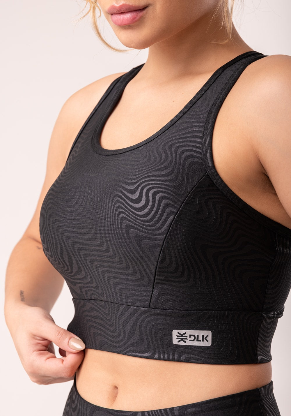Top com bojo shine preto texturizado ondas cruzado costas