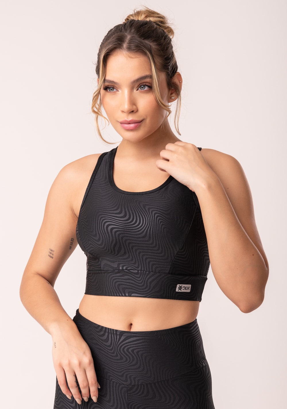 Top com bojo shine preto texturizado ondas cruzado costas