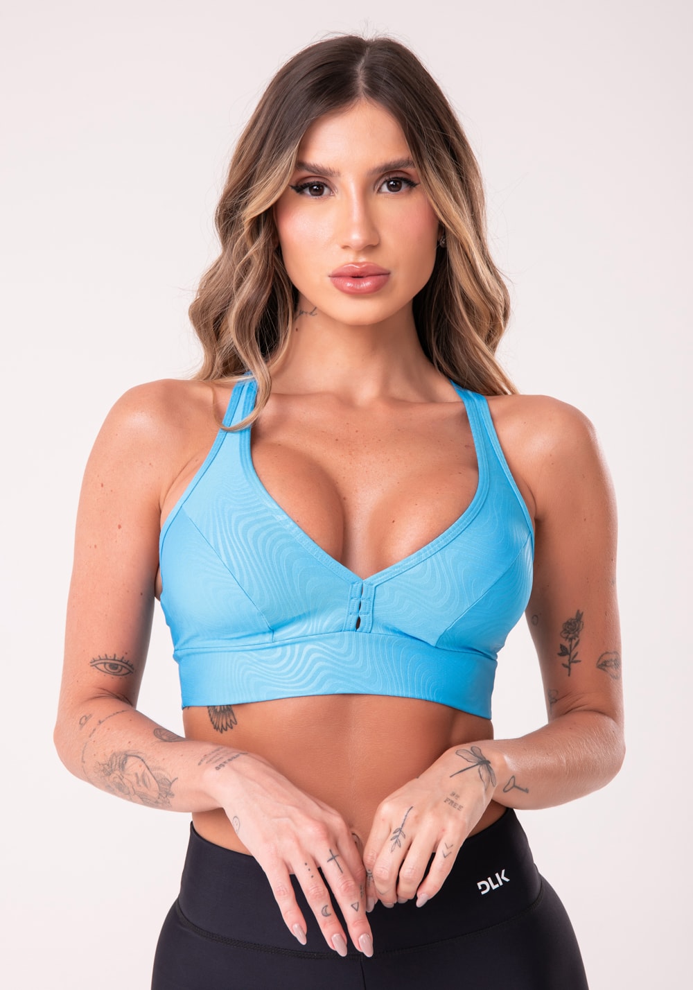 Top com bojo shine azul texturizado ondas com alças cruzadas costas