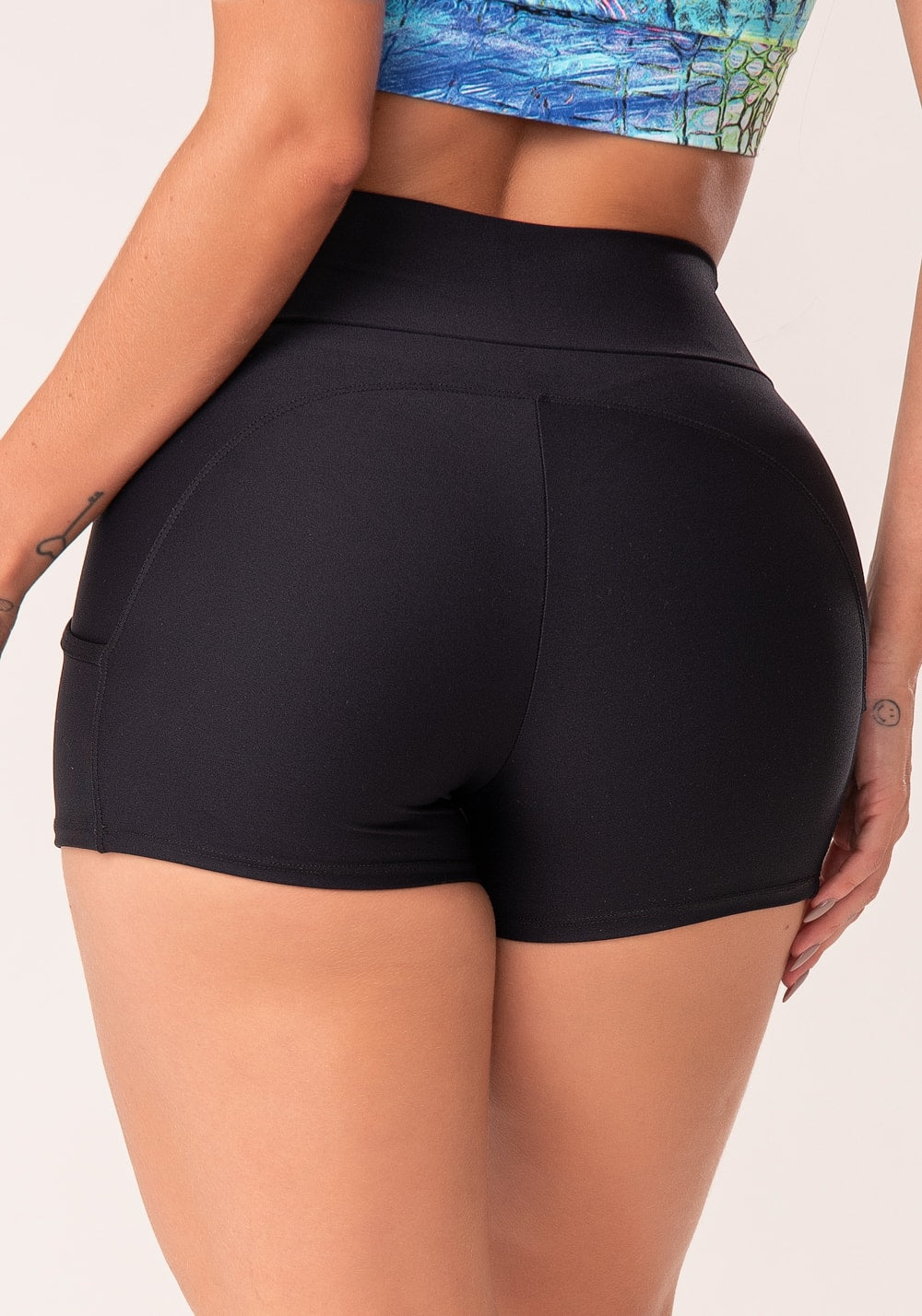 Short preto com recortes e bolsos básico