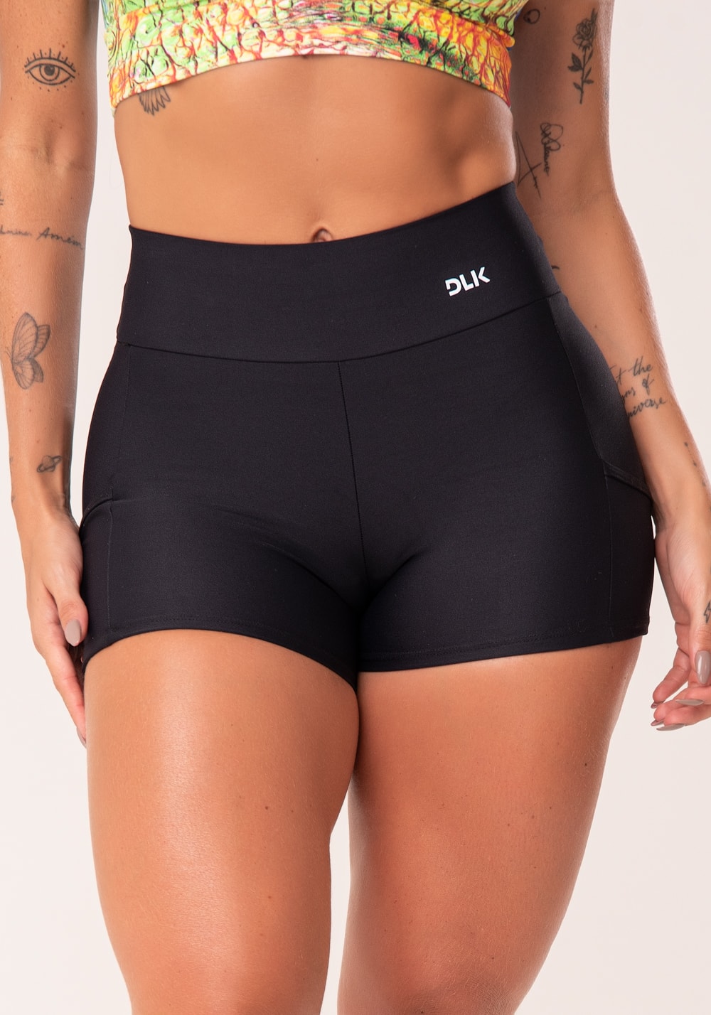 Short preto com recortes e bolsos básico