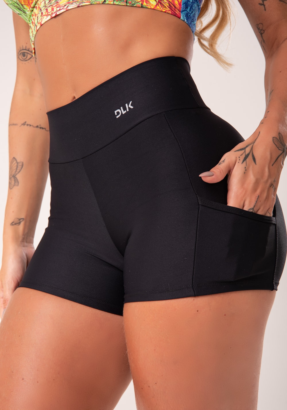Short preto com recortes e bolsos básico