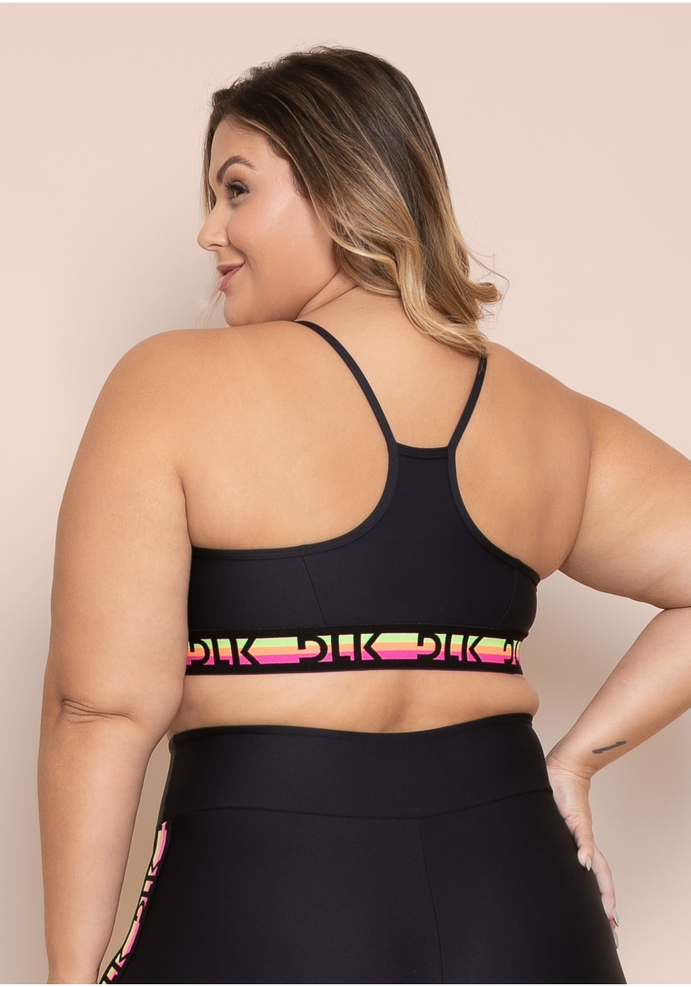 Top fitness feminino preto com bojo e elástico colorido action