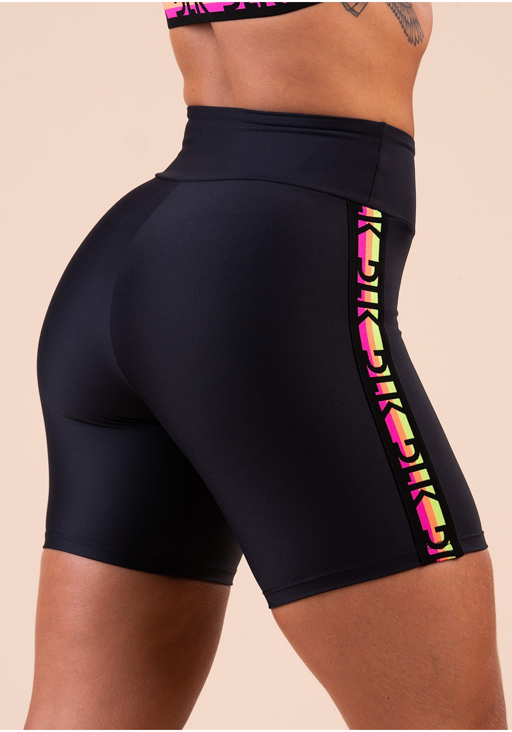 Bermuda fitness feminina preta elástico lateral colorido action
