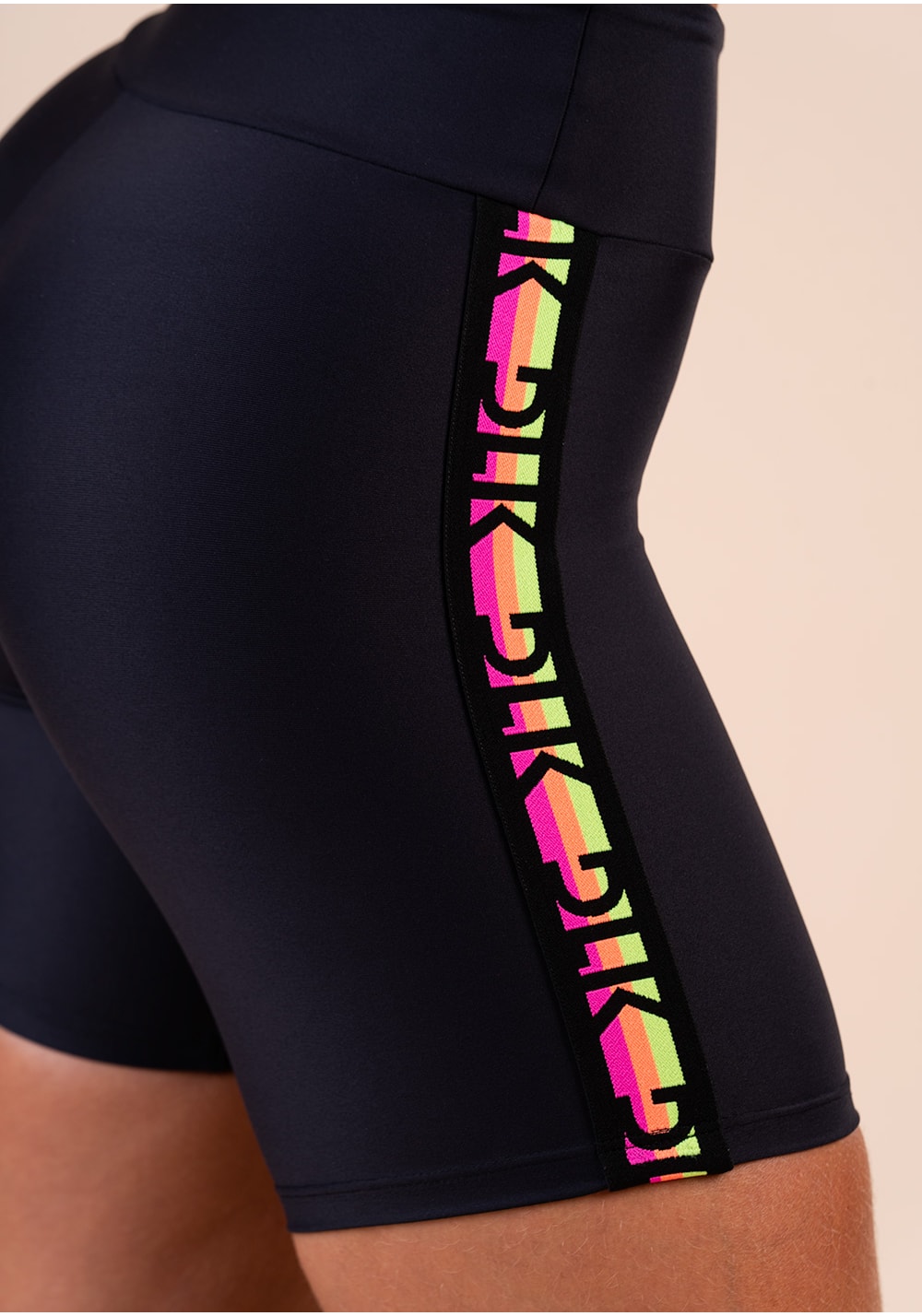 Bermuda fitness feminina preta elástico lateral colorido action