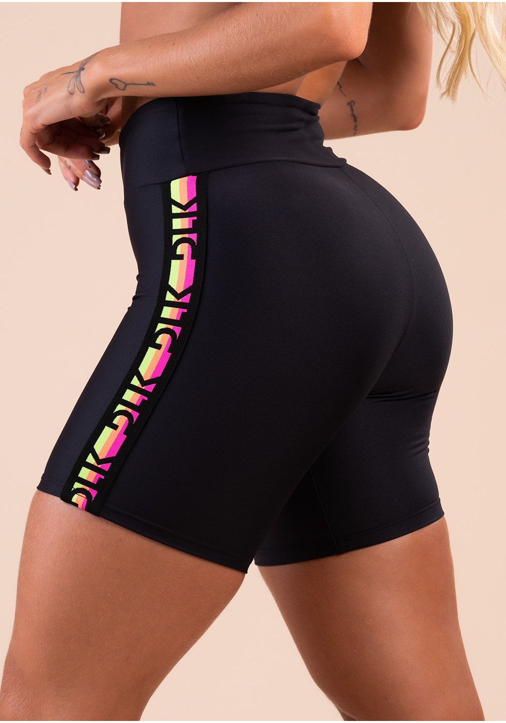 Bermuda fitness feminina preta elástico lateral colorido action