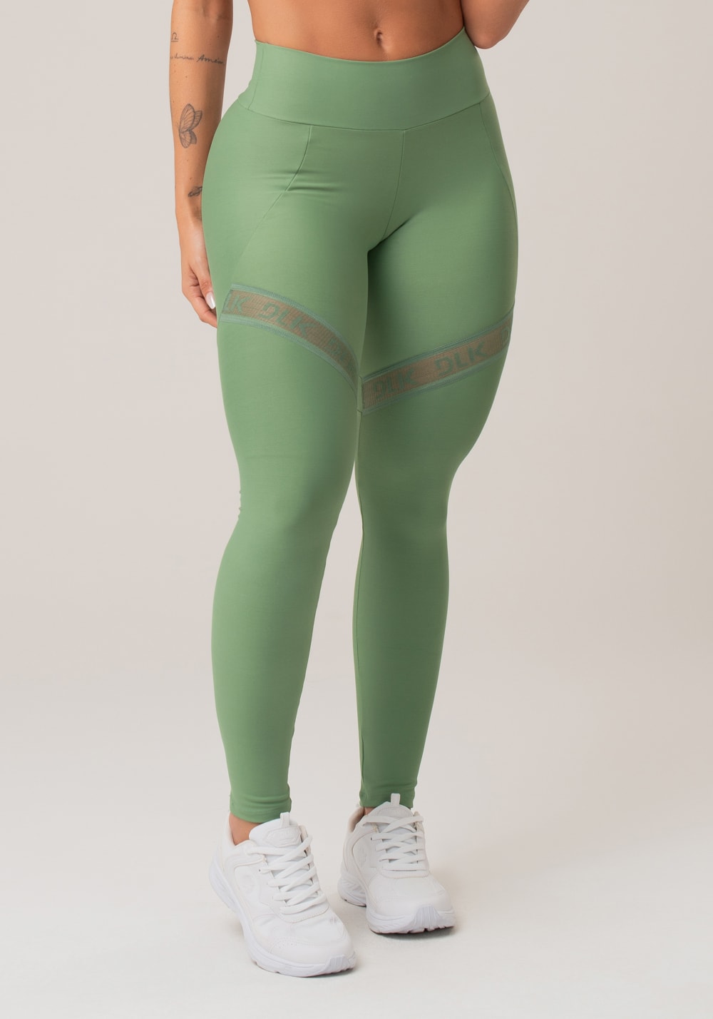 Legging fitness feminina verde com recorte e elástico vazado action