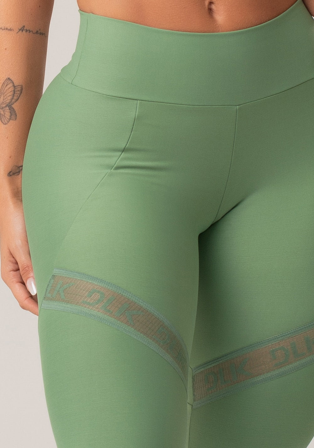 Legging fitness feminina verde com recorte e elástico vazado action