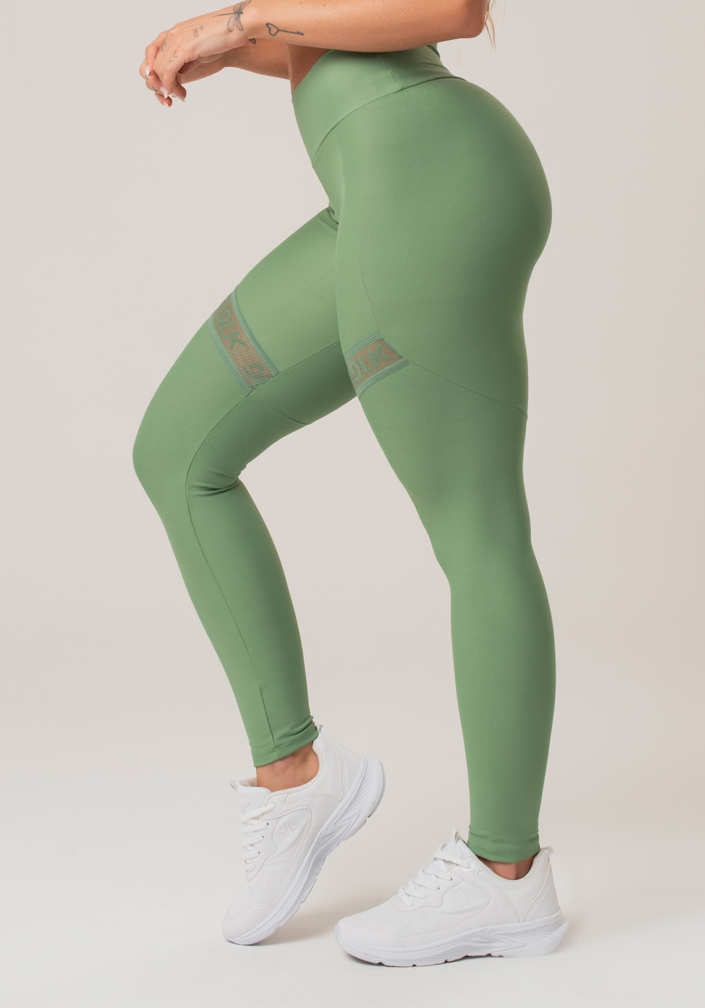 Legging fitness feminina verde com recorte e elástico vazado action