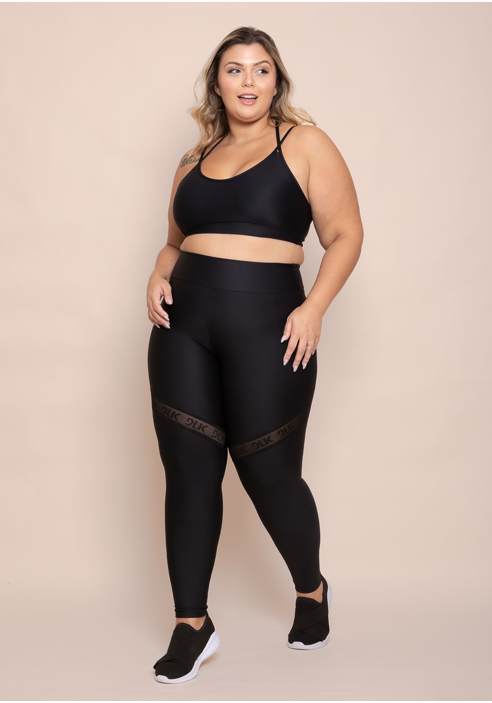 Top fitness feminino com bojo preto alça dupla e elástico vazado action