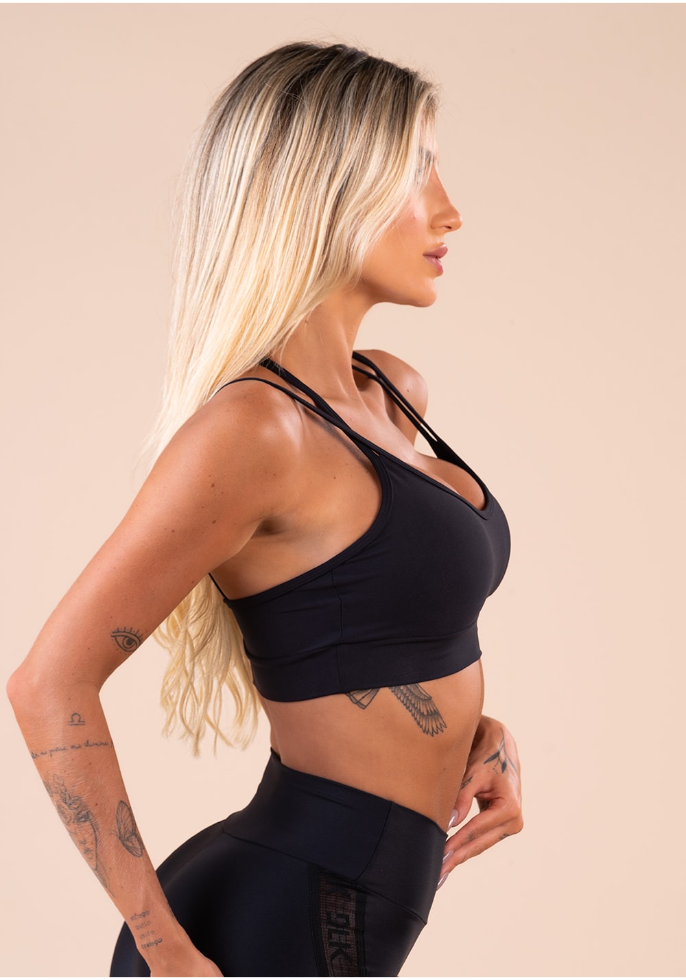 Top fitness feminino com bojo preto alça dupla e elástico vazado action