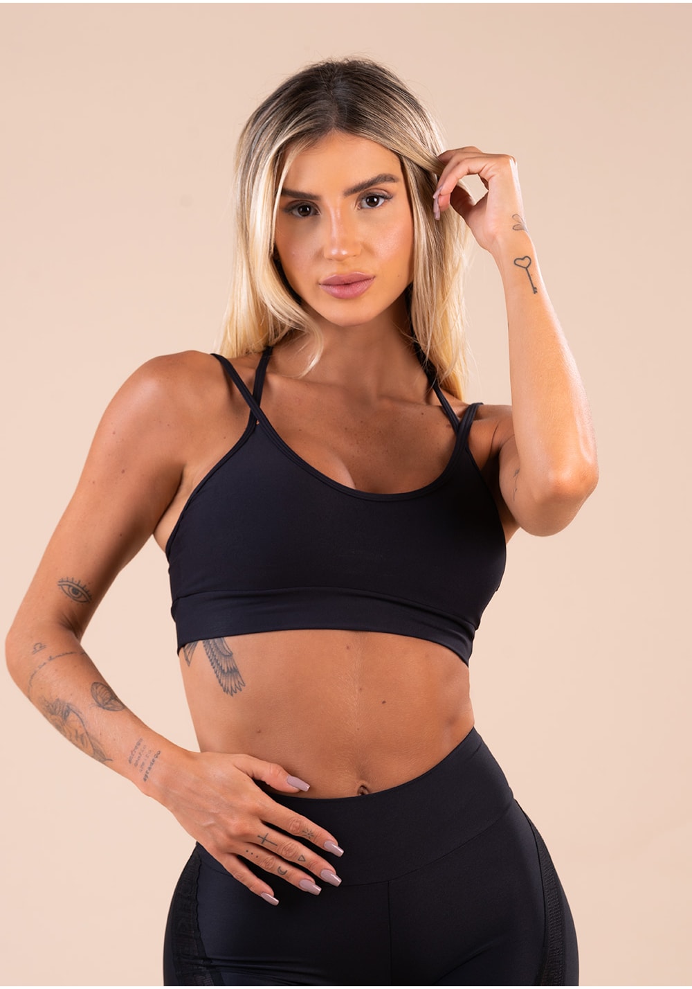 Top fitness feminino com bojo preto alça dupla e elástico vazado action