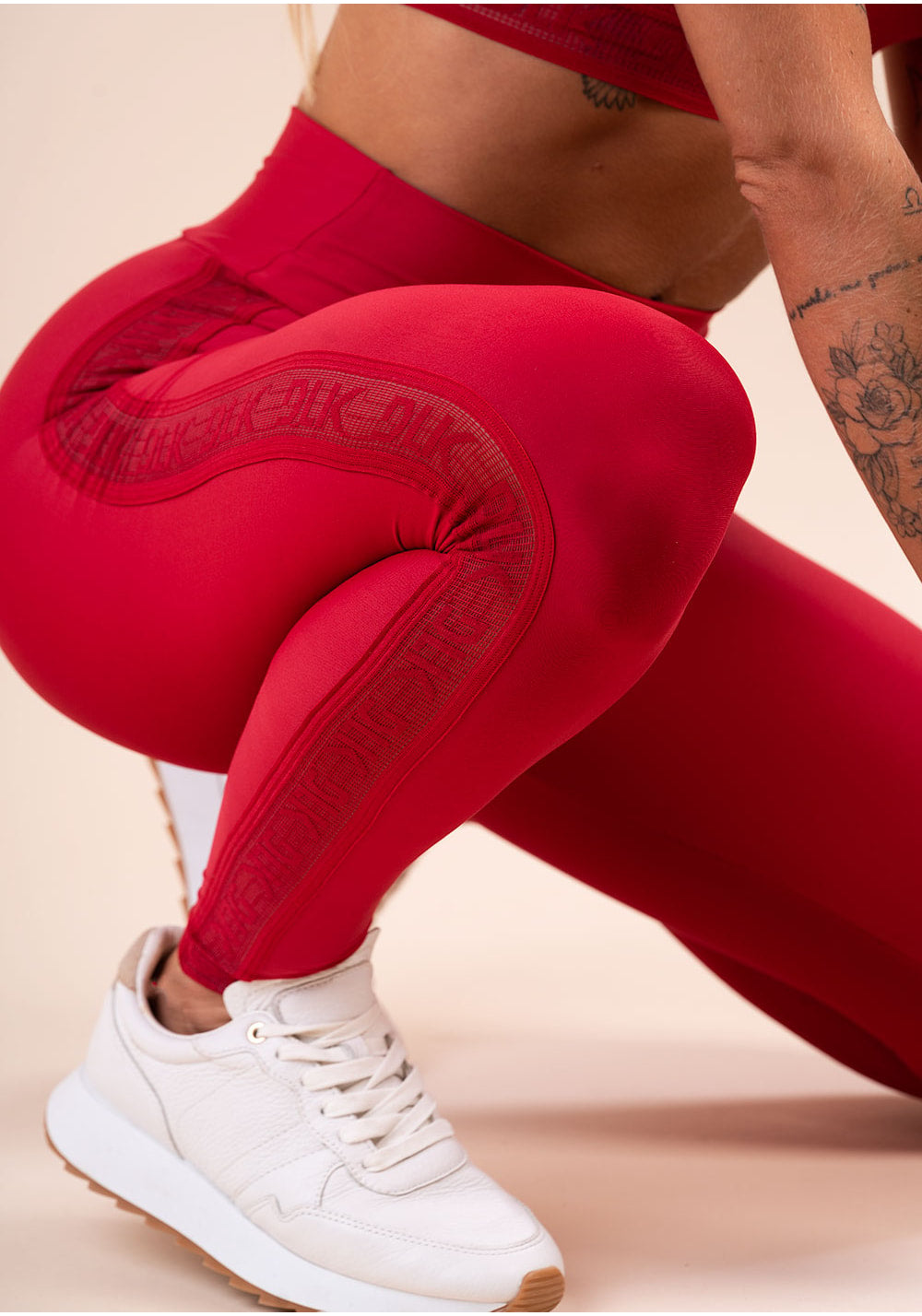 Legging fitness feminina vermelha elástico lateral action