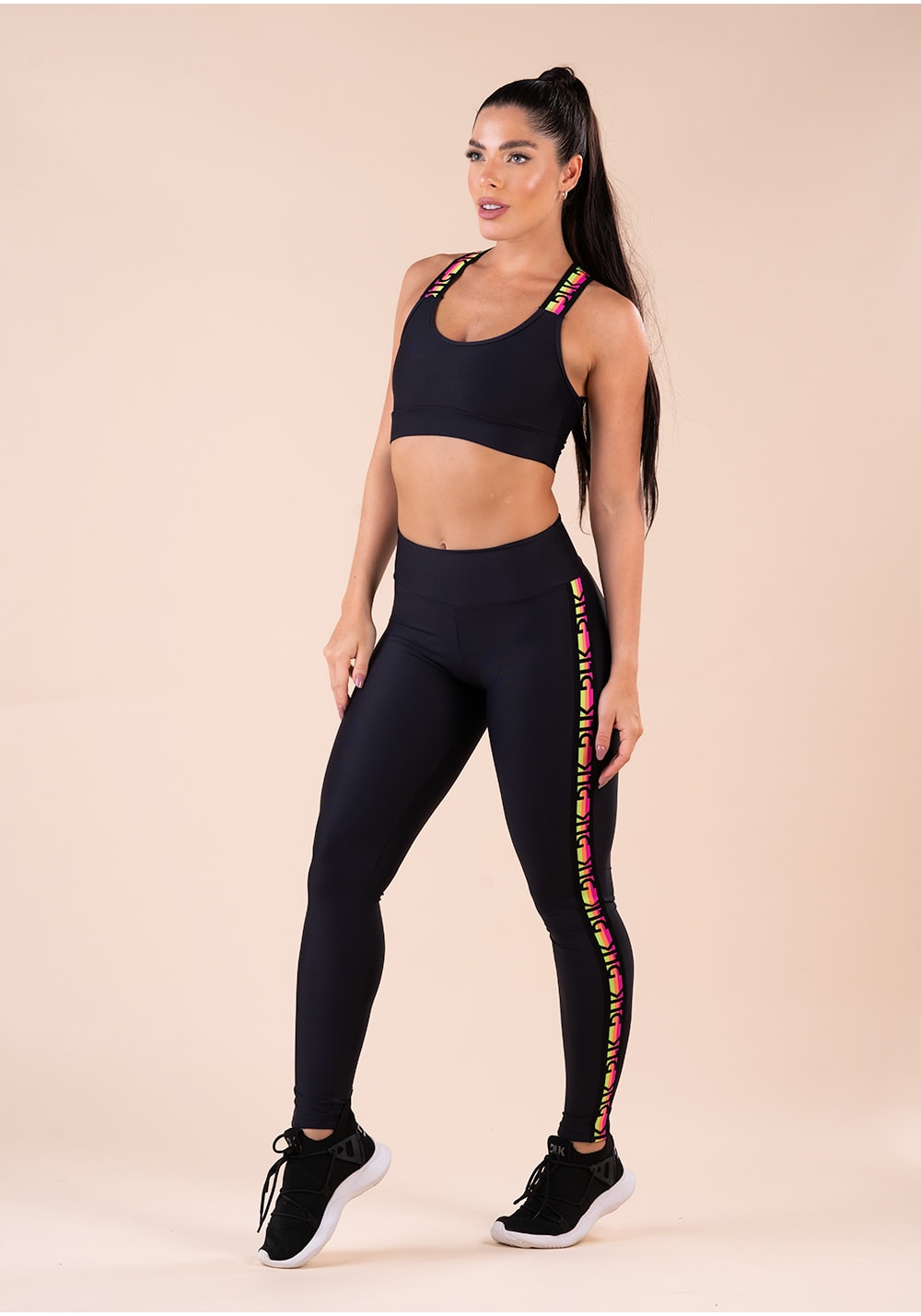 Top fitness feminino preto com bojo e elástico cruzado costas action