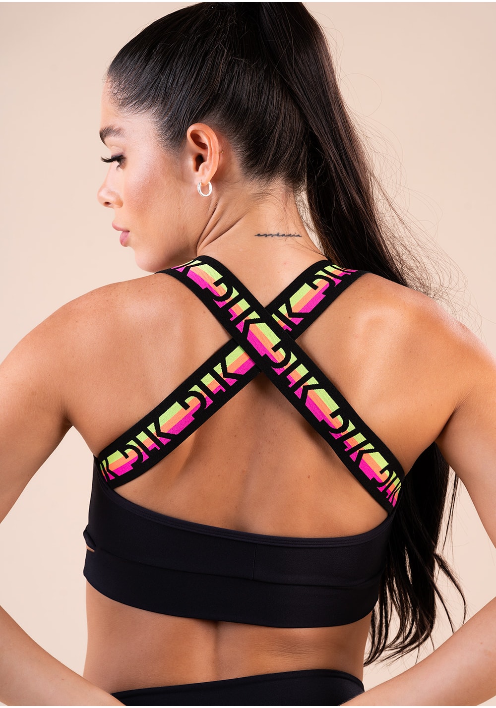 Top fitness feminino preto com bojo e elástico cruzado costas action