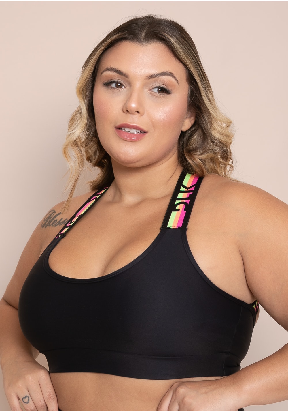 Top fitness feminino preto com bojo e elástico cruzado costas action