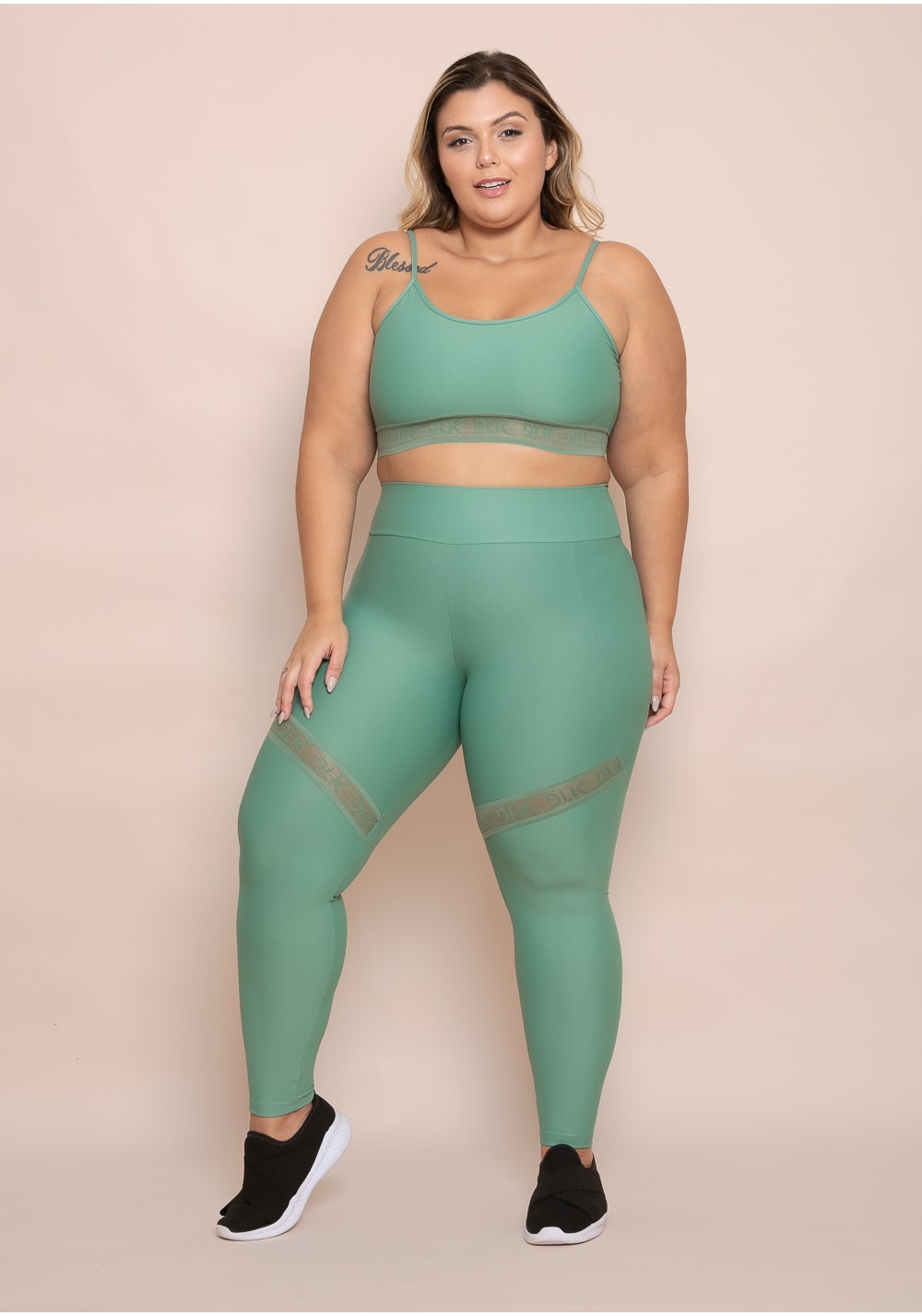 Top fitness feminino verde com bojo elástico vazado action